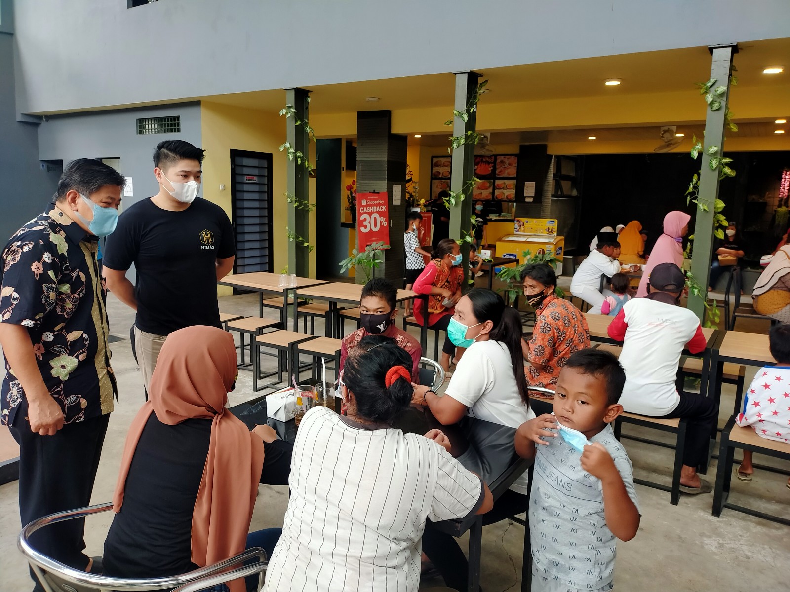HIMAS Coffee Gratiskan Nelayan Kota Cirebon Makan di Tempat