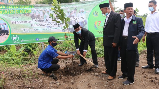 Pimpinan IAIN Cirebon Tanam Pohon di Lahan untuk 3 Fakultas Baru