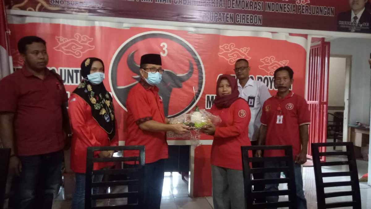 Rayakan HUT, PDIP Hijaukan Aliran Sungai