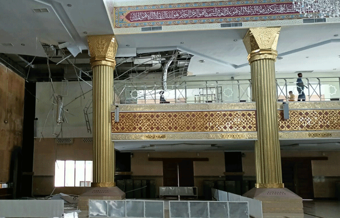 Jemaah Sedang Dzikir, Atap Plafon Masjid Islamic Center Indramayu Ambruk