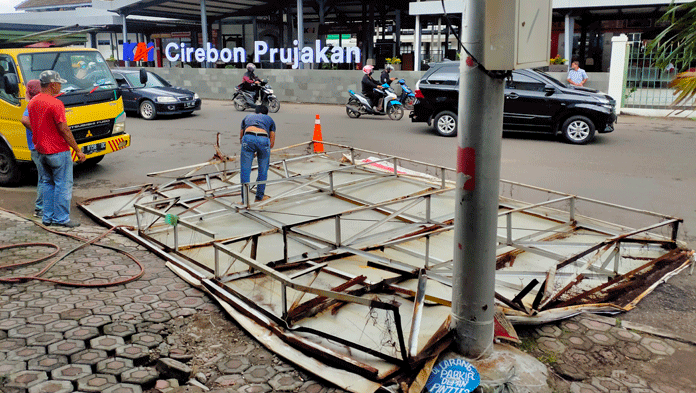 Musim Angin Kencang, Warga Cemaskan Baliho Asal Pasang