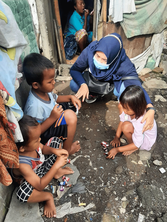 Tinggal di Gubuk, tak Mau Direlokasi, Sudah Nyaman Terima Sumbangan