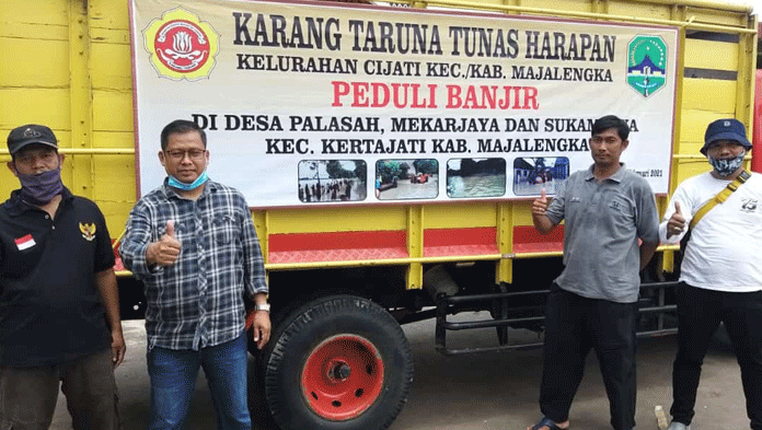 Warga Cijati Kumpulkan Bantuan Korban Banjir