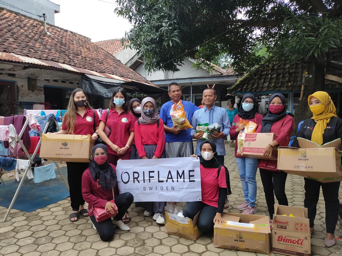 Relawan Oriflame Bantu Korban Banjir Majalengka