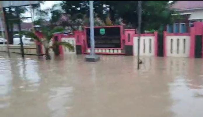 Banjir 1 Meter Putuskan Akses Jalan Menuju Ligung