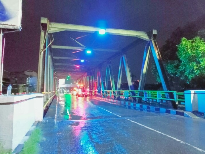 Malam Hari, Jembatan Pasar Sumber Berwarna-warni