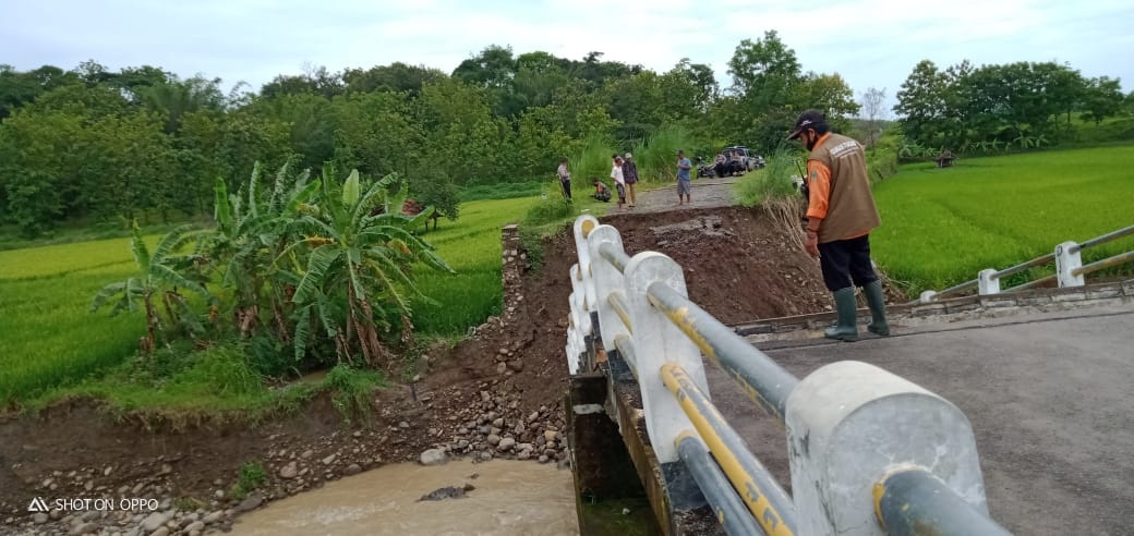 Tergerus Air, Pondasi Jembatan Perbatasan Cirebon-Kuningan Ambruk