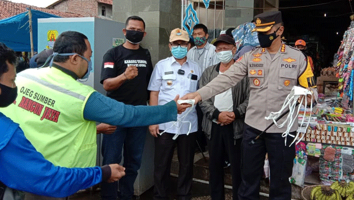 Kapolresta dan Bupati Cirebon Bagi-bagi Masker kepada Tukang Becak