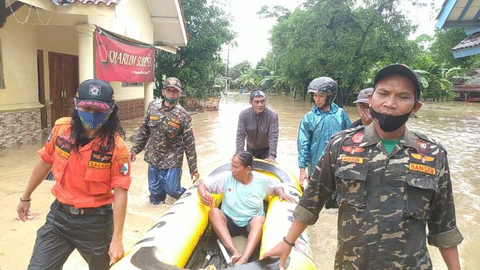 Ratusan Banser Bantu Evakuasi Korban Banjir di Majalengka