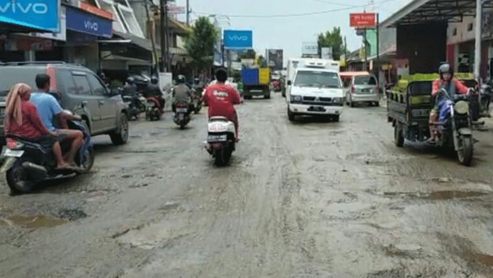 Genangan Banjir Rusak Akses Jalan Antar Kabupaten