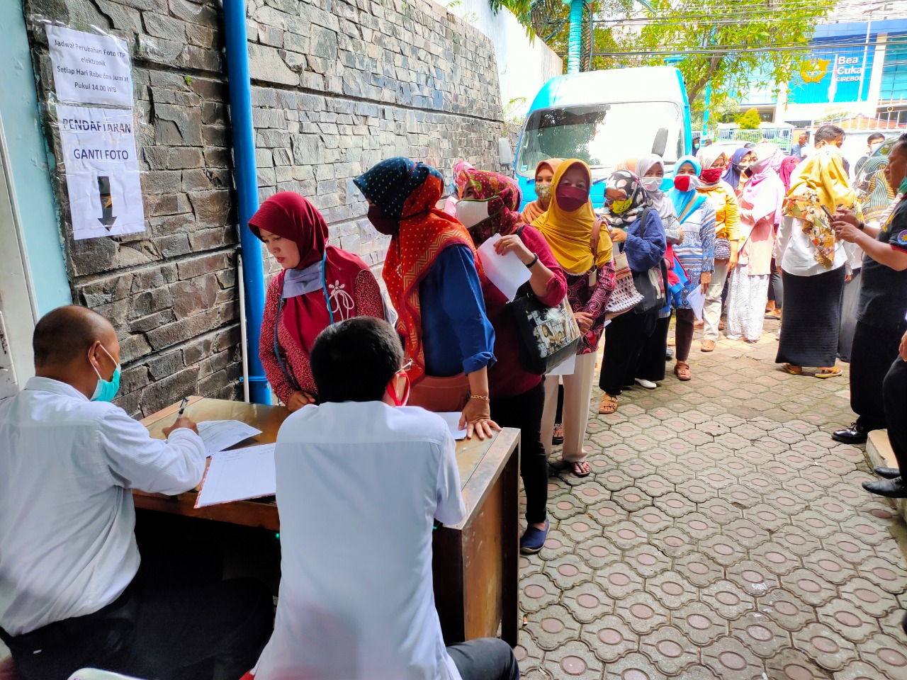 Foto di E-KTP Bisa Diganti, Emak-emak Langsung Antre