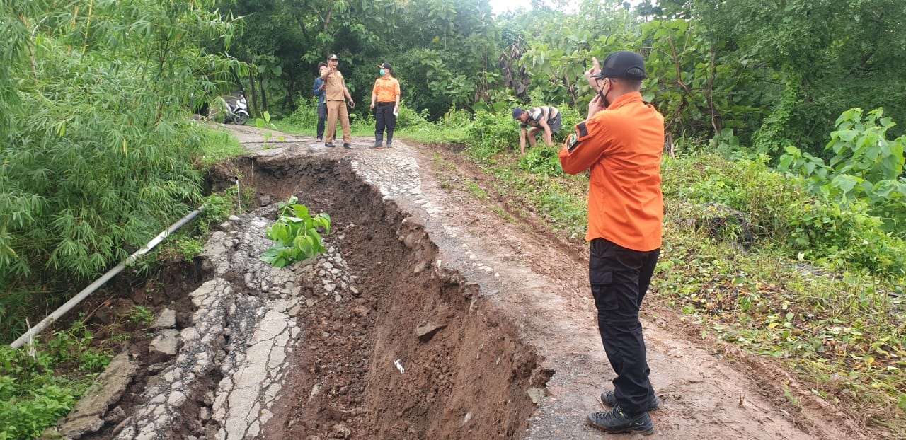 Jalan Amblas, Akses Warga Desa Padarama Terputus