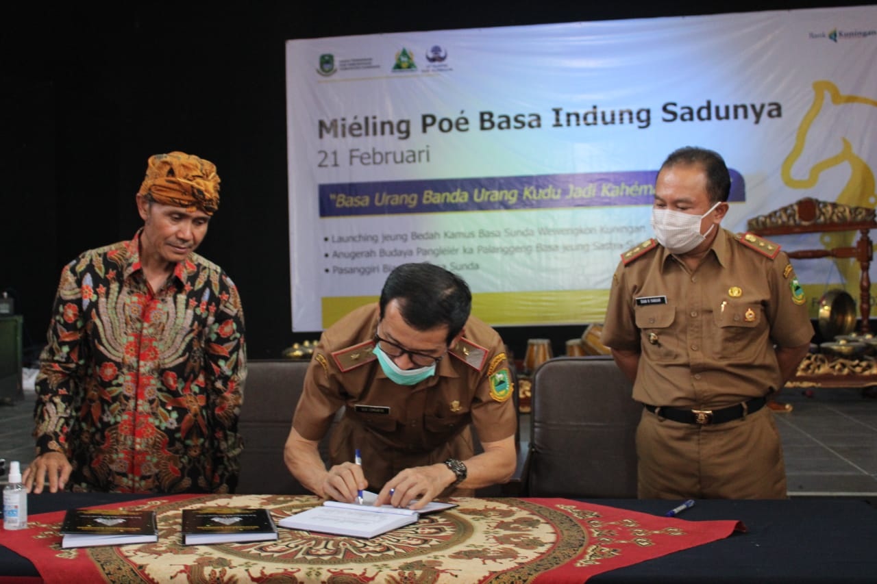 Lestarikan Bahasa Ibu, DK Kuningan Terbitkan Kamus Basa Sunda