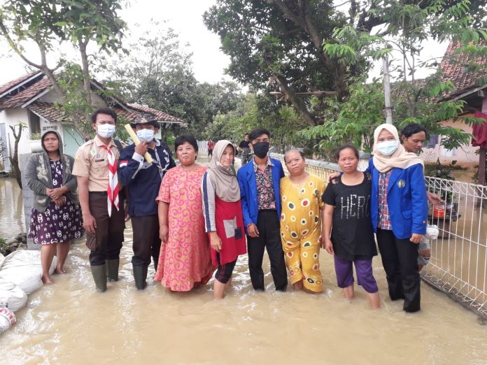 Pramuka Bantu Makanan untuk Korban Banjir Majalengka