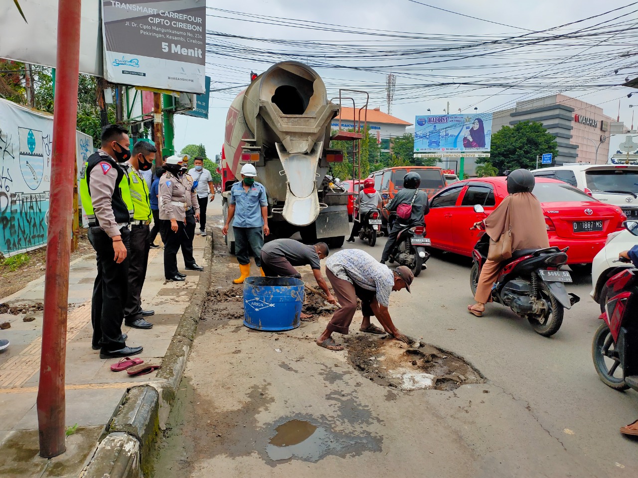 Satlantas Turun Tambal Jalan Berlubang