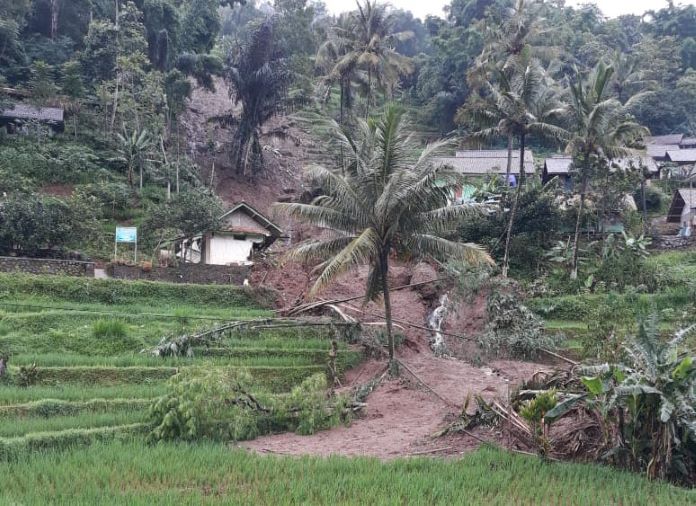 Diterjang Longsor, Dinding Sekolah di Lemahsugih Nyaris Ambruk