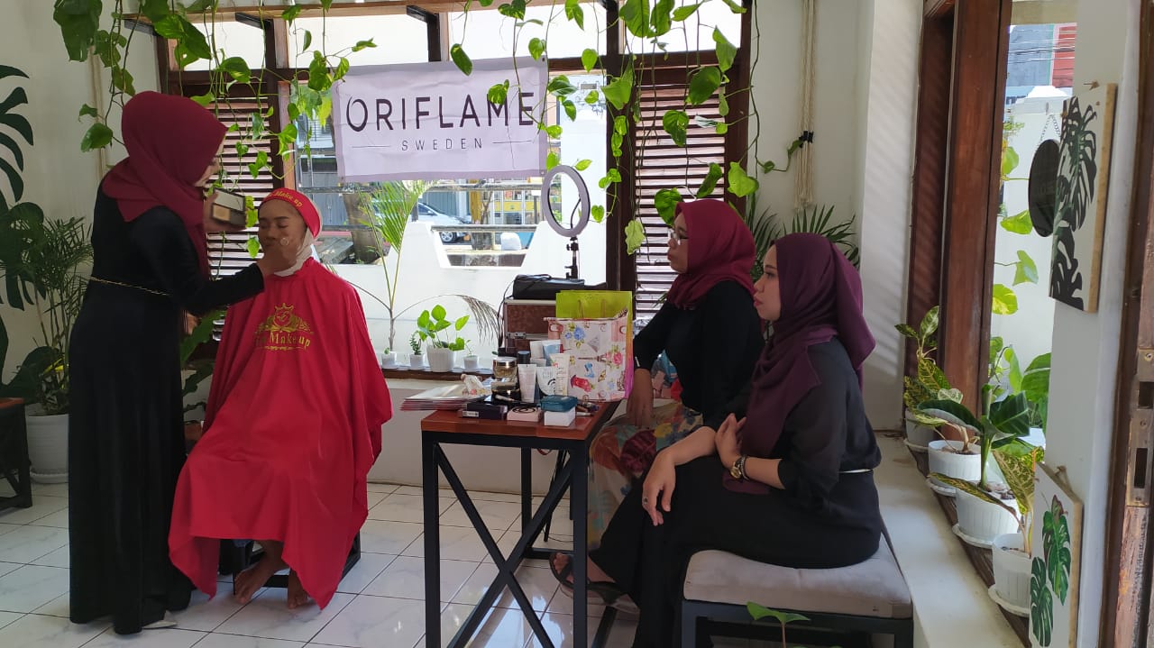 Wow, Kafe Dakara dan Oriflame Menggelar Pelatihan Merias di Majalengka