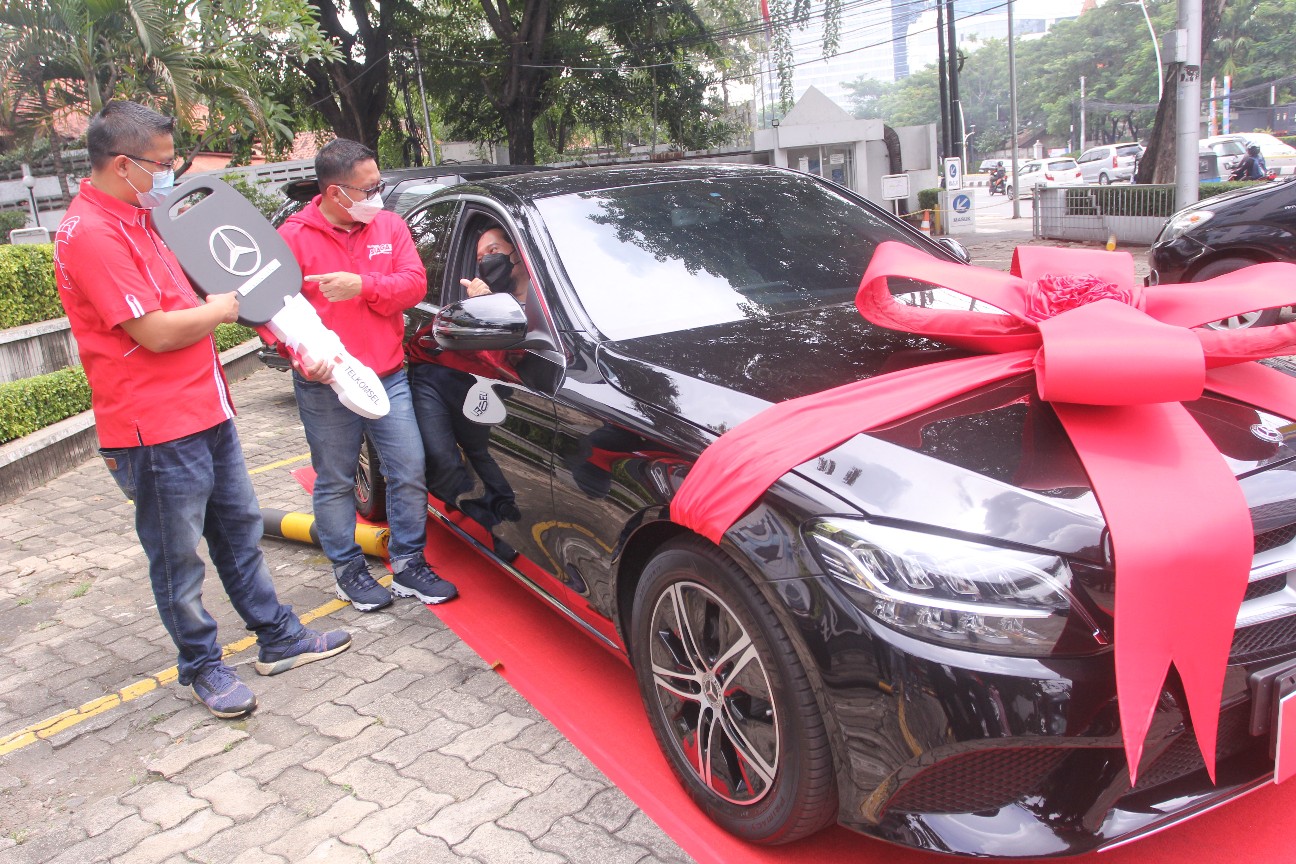 Telkomsel Serahkan Mercedes Benz C180 kepada Pemenang To The POIN Festival