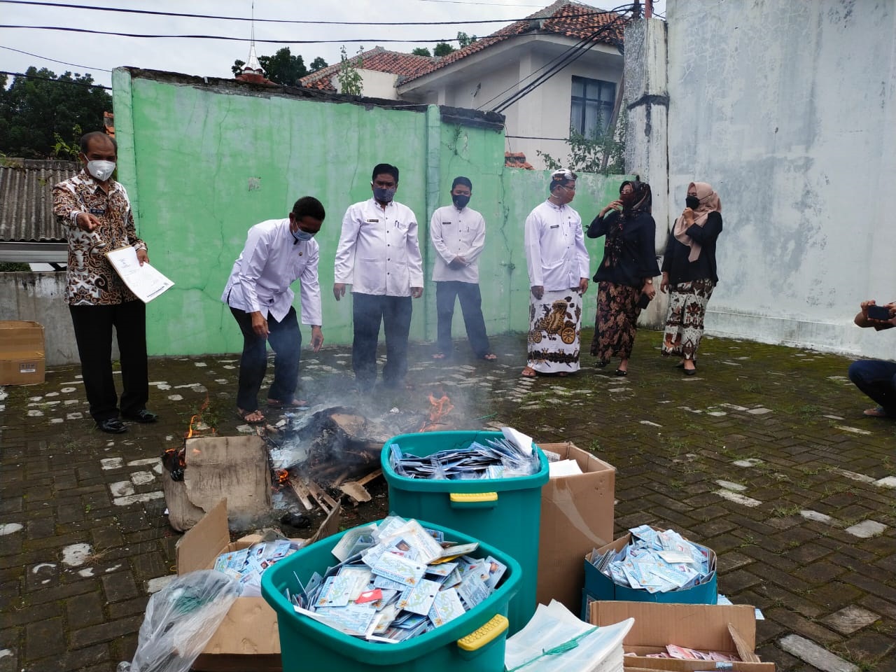 Jalankan Instruksi, Disdukcapil Musnahkan KTP Rusak