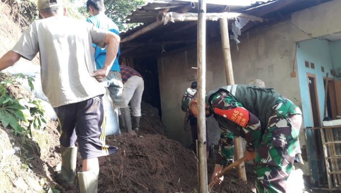 Dapur Rumah Kena Longsor, Dandim Ingatkan Warga Selalu Waspada