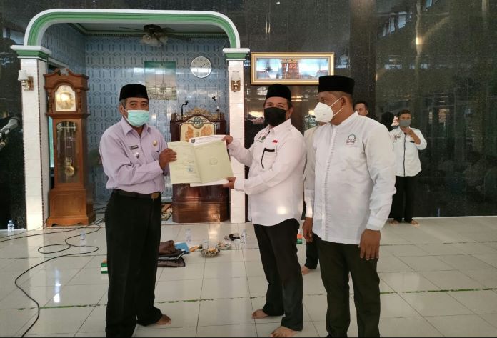 MCM Serahkan Sertifikat Wakaf 700 Masjid dan Musala