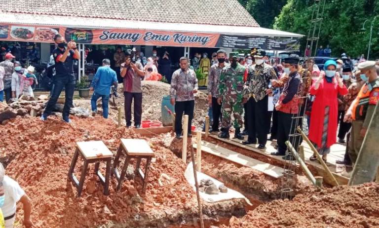 Bupati Karna Bangun Musala 4 x 6 Meter dari Uang Pribadi