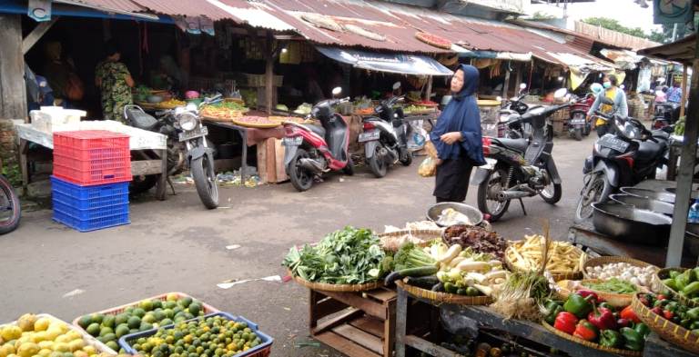 Stok Minim, Pedagang di Majalengka Terpaksa Jual Cabai Busuk