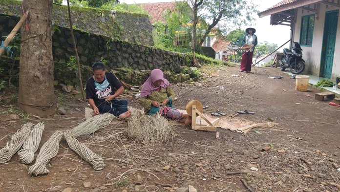 Perajin Tali Desa Jagamulya Mengejar Rupiah, Sehari Hanya Dapat Rp20 Ribu