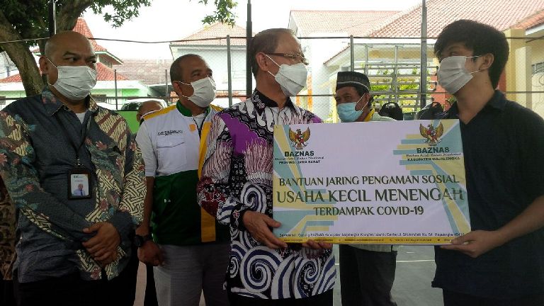 Baznas Majalengka Salurkan Bantuan untuk Buruh Harian Lepas