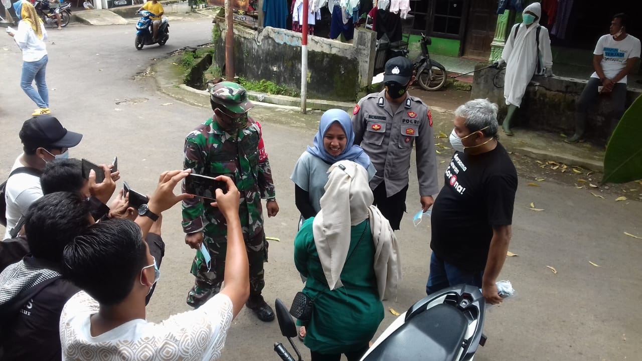 Pemdes Lebakmekar Bagi-bagi Masker