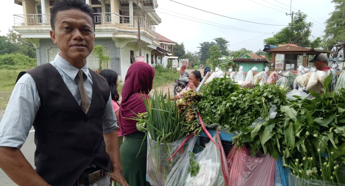 Curi Perhatian Pembeli, Pedagang Sayur Keliling Tampil Necis