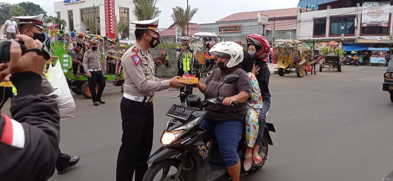 Operasi Keselamatan, Satlantas Polres Kuningan Bagi-bagi Takjil