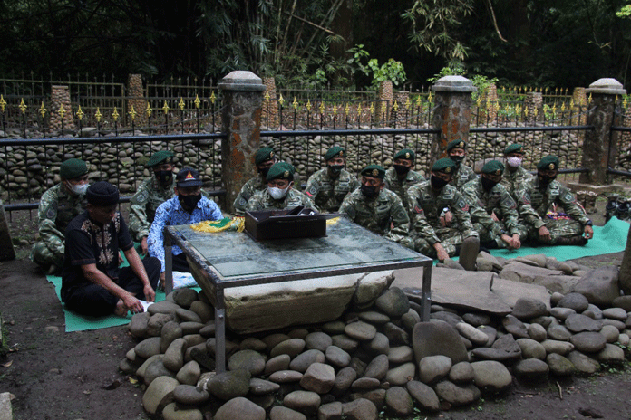 Jelang HUT Yonif, Prajurit TNI Ziarah ke Makam Raja Galuh