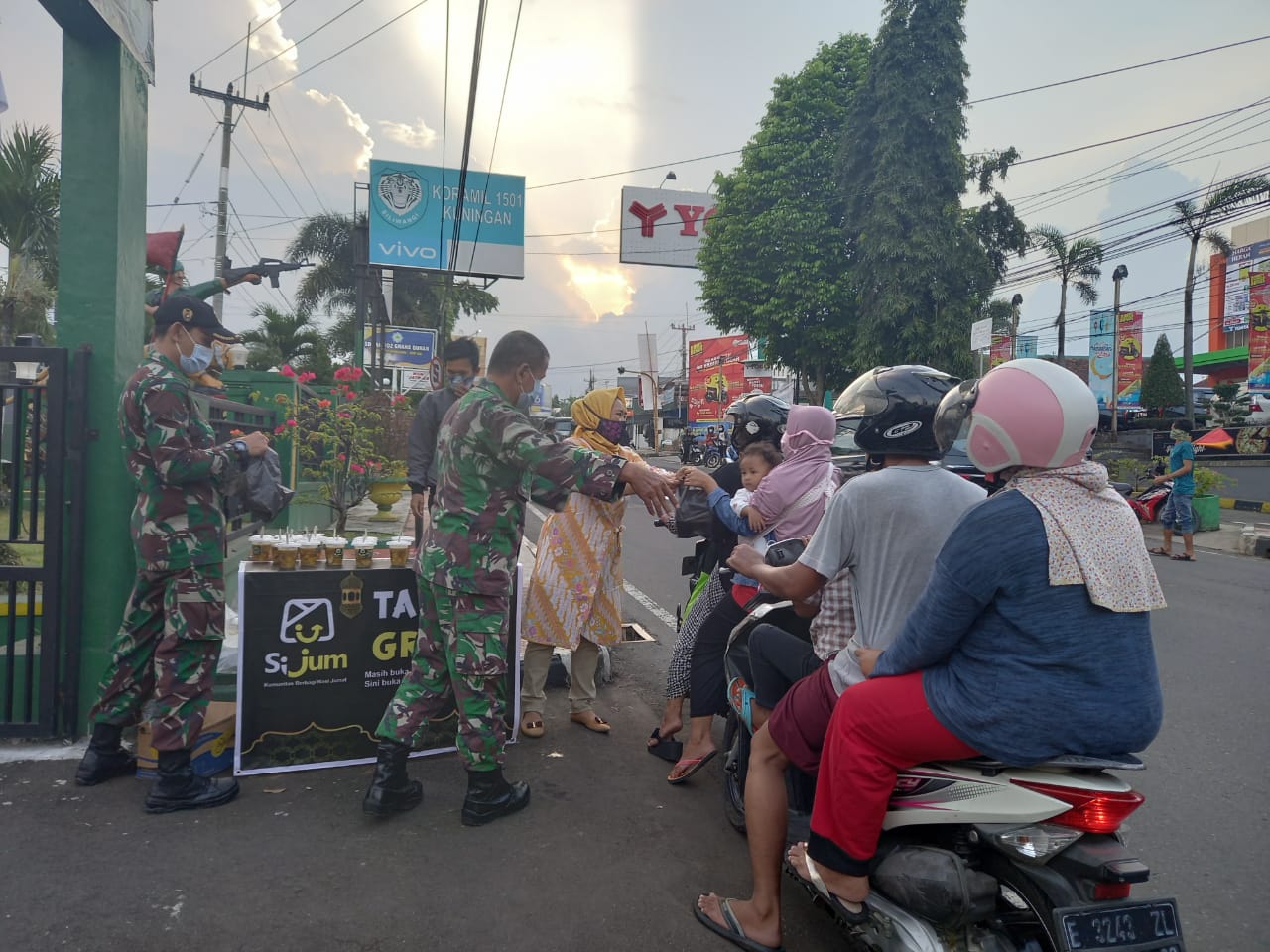 Anggota TNI Bagi-bagi Takjil