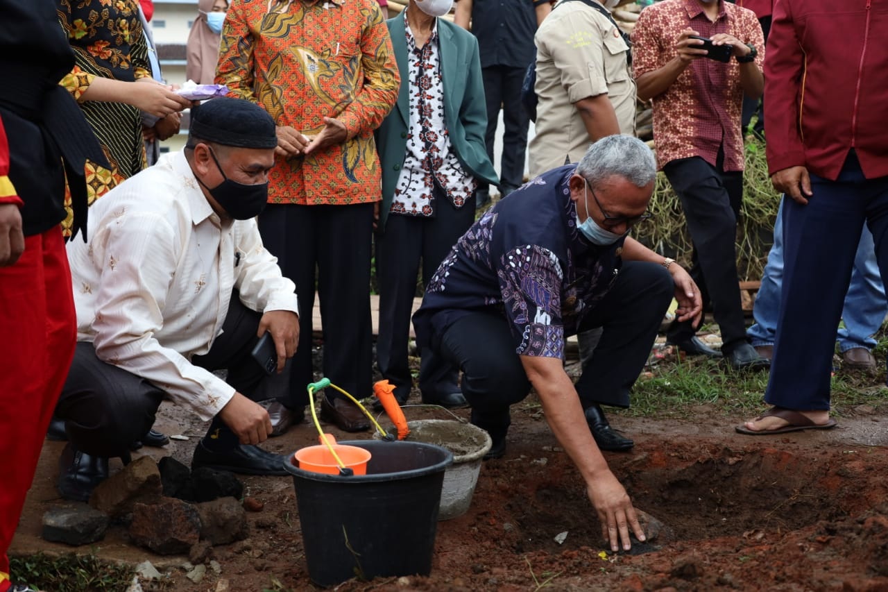 Bupati Letakan Batu Pertama Pembangunan Padepokan Pimda 143 Tapak Suci