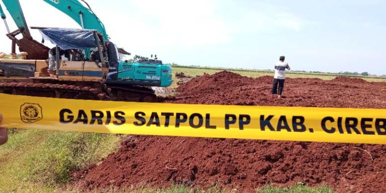 Satpol PP Segel Aktivitas Pengurugan Lahan Ilegal di Ciledug