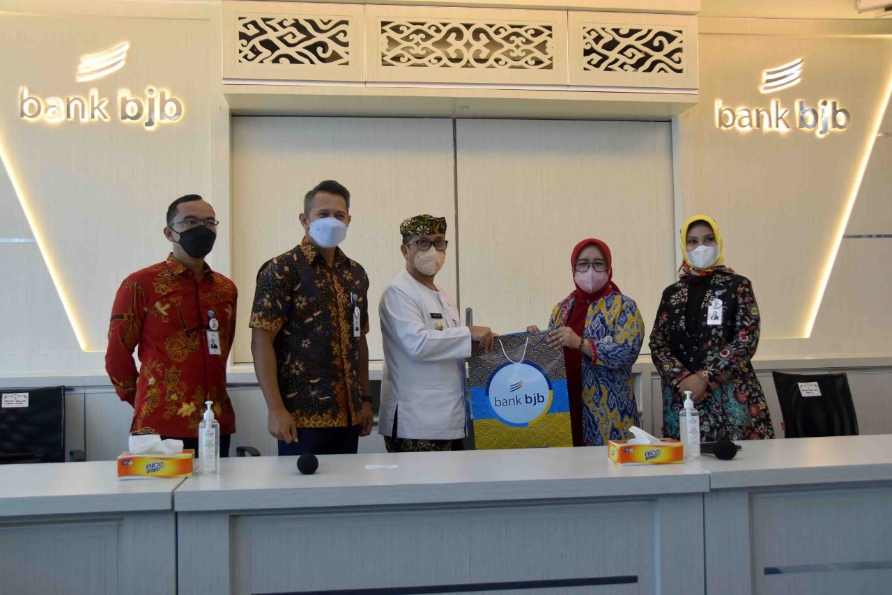 Bank BJB Sumber Bagikan Sarung untuk Pondok Pesantren