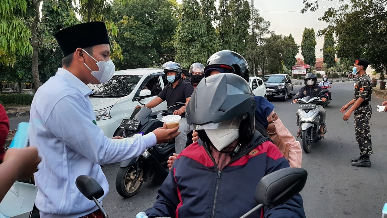 Berkhidmat, Kader Ansor Tebarkan Takjil dan Masker