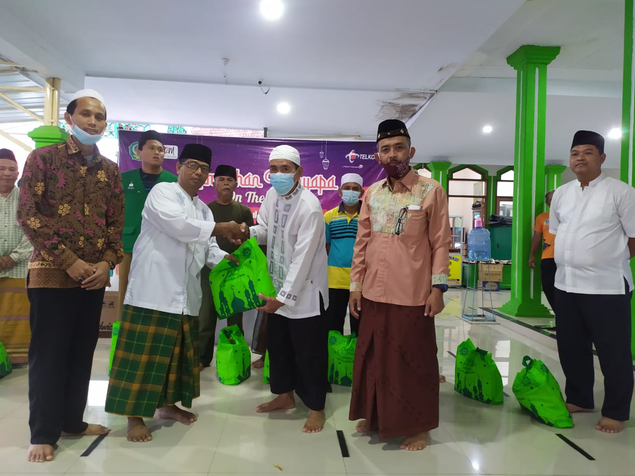 LP2M Sapa dan Berikan Sembako kepada Marbot Masjid