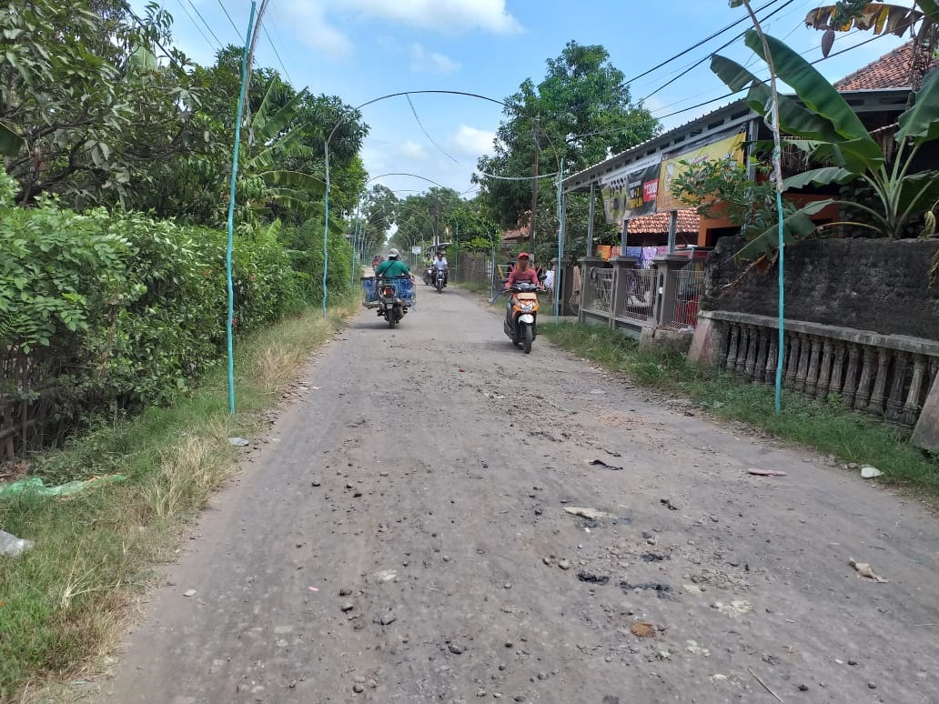 Warga Keluhkan Kerusakan Jalan Penghubung Dua Kecamatan