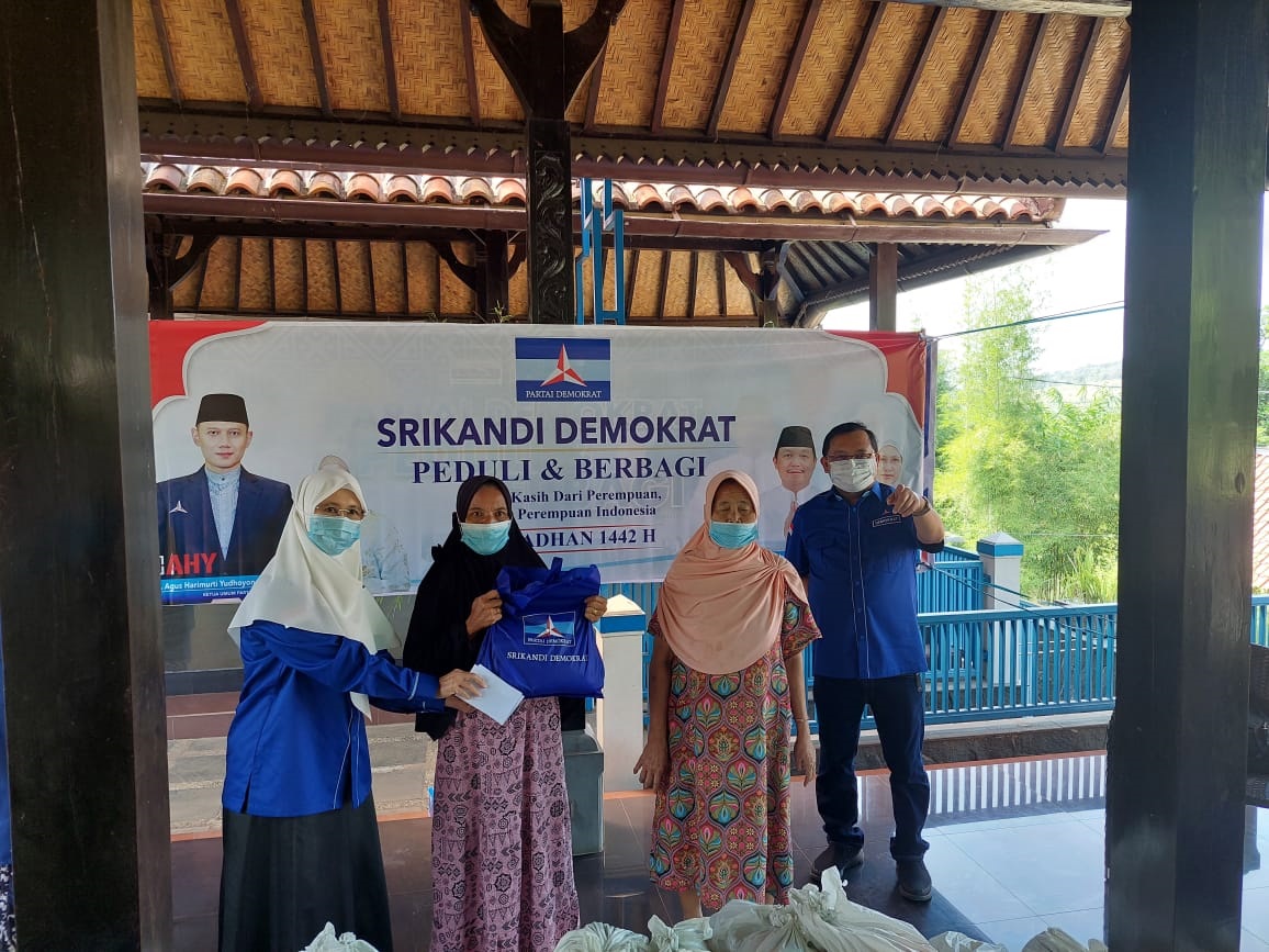 Masih Pandemi, Srikandi Demokrat Bagikan Bingkisan