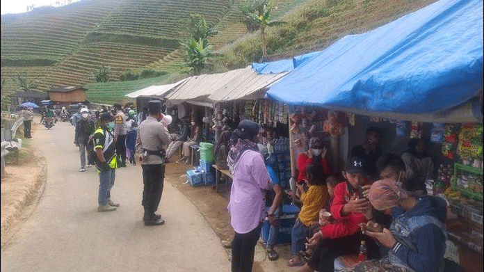 Pengelola Kewalahan Mengatur Pengunjung, Bagikan Masker di Panyaweuyan