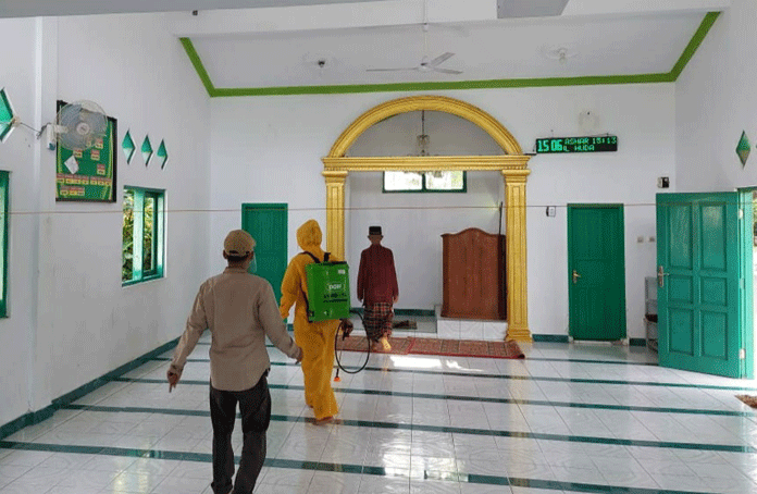 Tempat Ibadah di Cikedung Disemprot Disinfektan