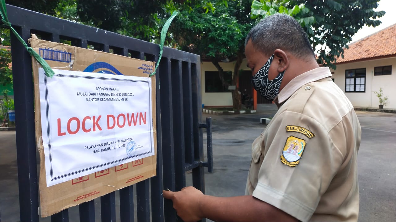 Warga Sumber, Sabar Dulu Kantor Kecamatan Lockdown