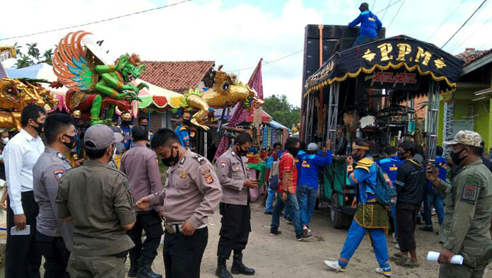 Petugas Gabungan Bubarkan Paksa  Arak-arakan di Indramayu