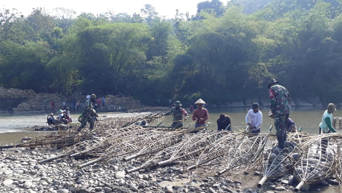 Warga Luragung Bendung Aliran Sungai Cisanggarung