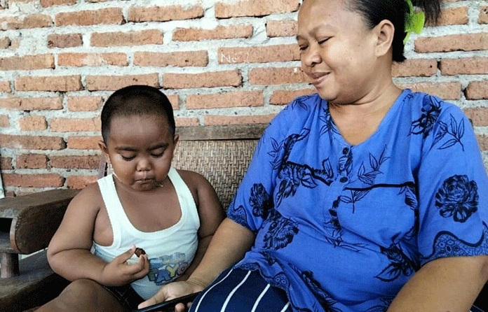 Dilarang Makan Pasir, Bocah 3 Tahun Ini Malah Ganti “Ngemil” Makan Batu Bata