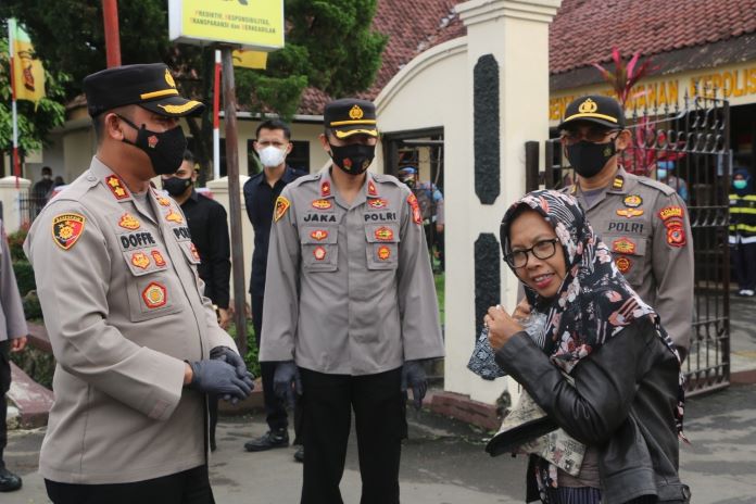 Polres Kuningan Gencar Bagi-bagi Masker