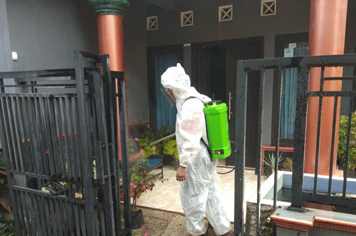 Kasus Covid-19 Mulai Naik Lagi, Desa Lengkong Kulon Disemprot Disinfektan