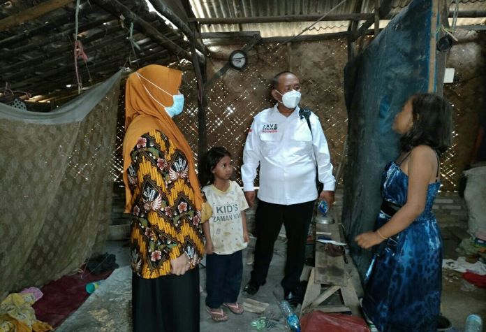 Tinggal di Rumah Gubuk, Bocah 7 Tahun Rawat Ibu ODGJ